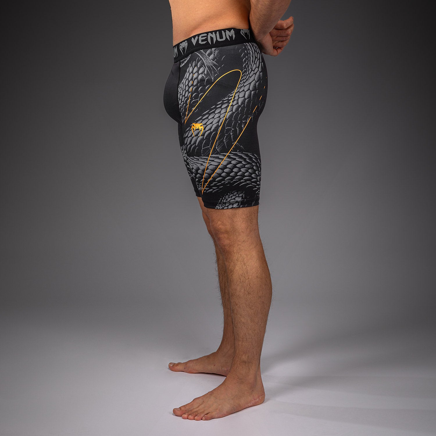 venum-matupa-kompressionsshort-schwarz-grau-gold-herren image 2
