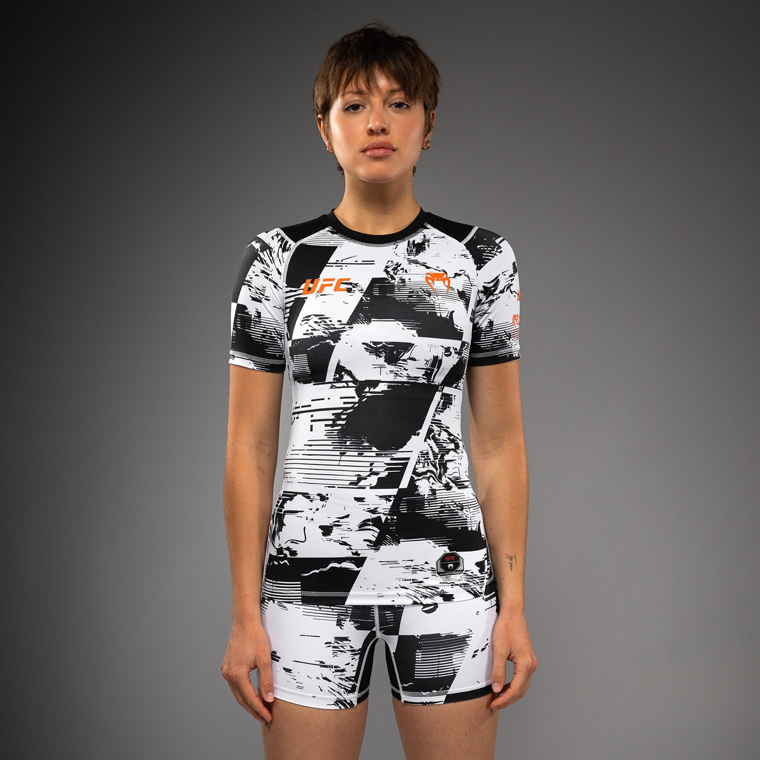 ufc-zenith-by-venum-authentic-fight-week-performance-kurzarm-rashguard-damen-wei image 1