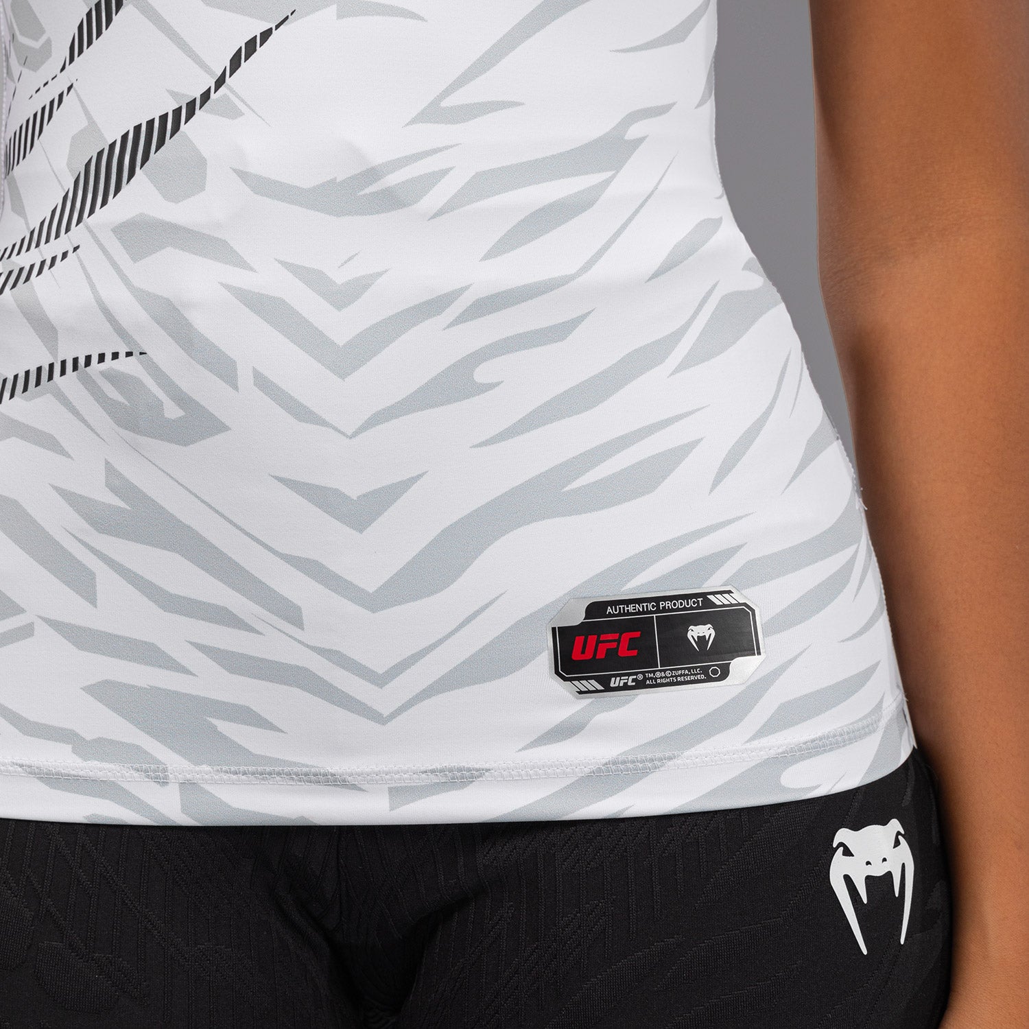 ufc-fusion-by-venum-authentic-fight-night-damen-performance-kurzarm-rashguard-we image 7