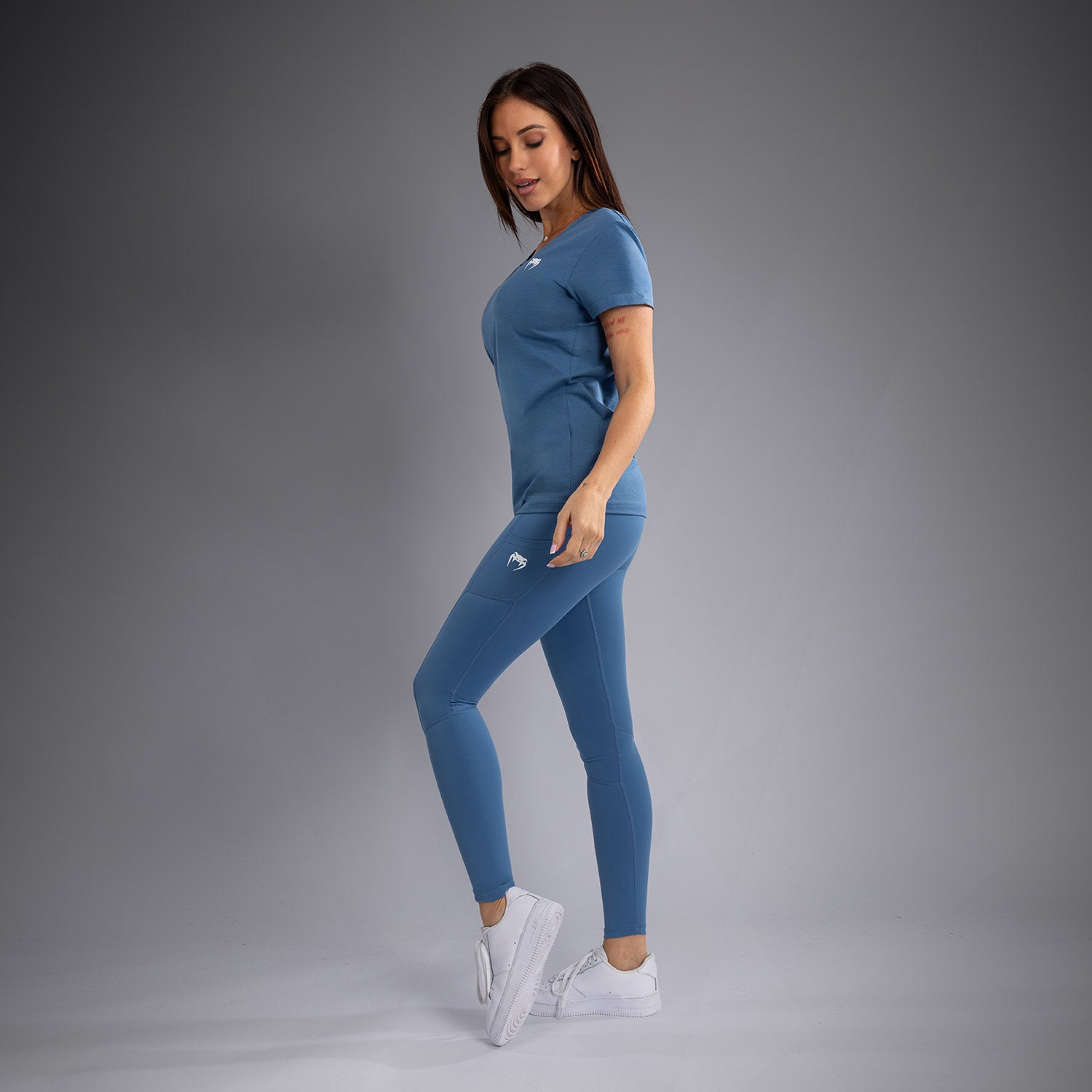 venum-essential-damen-t-shirt-v-ausschnitt-stormblau image 2