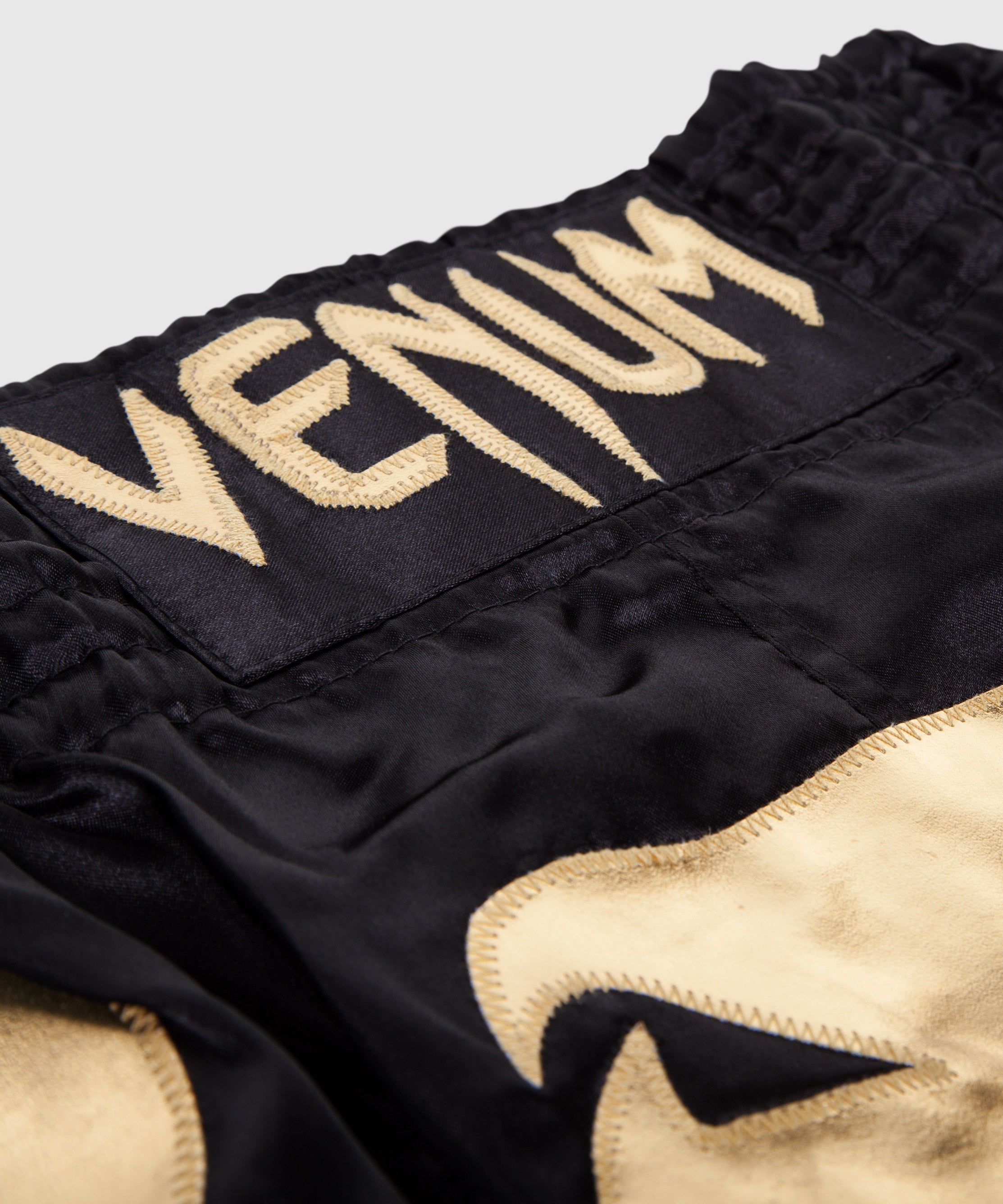 venum-bangkok-inferno-muay-thai-shorts-schwarz-gold image 4