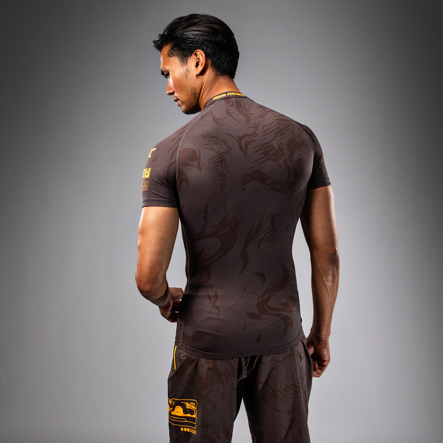 ufc-fusion-by-venum-fight-week-herren-performance-kurzarm-rashguard-erdiges-brau image 2