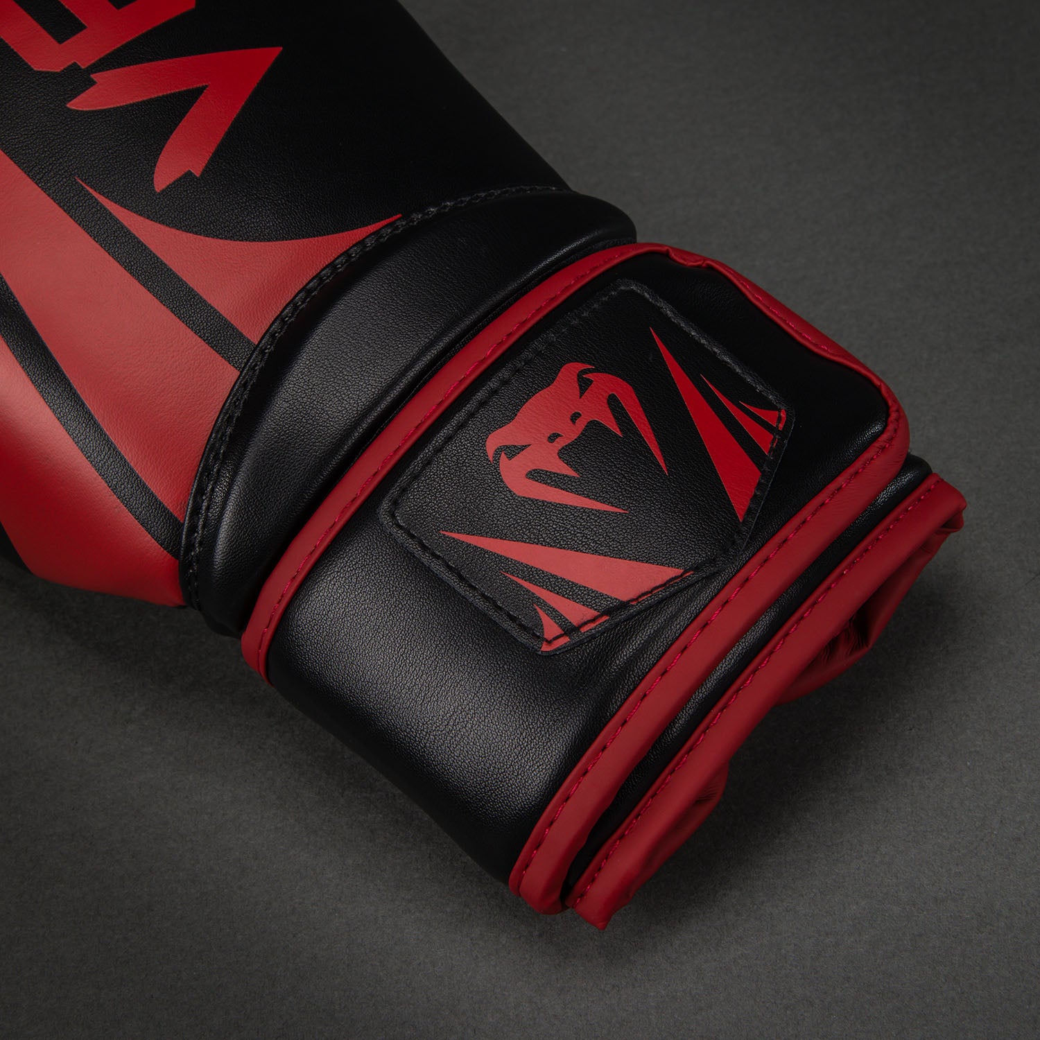 venum-challenger-2-5-boxhandschuhe-schwarz-rot image 4