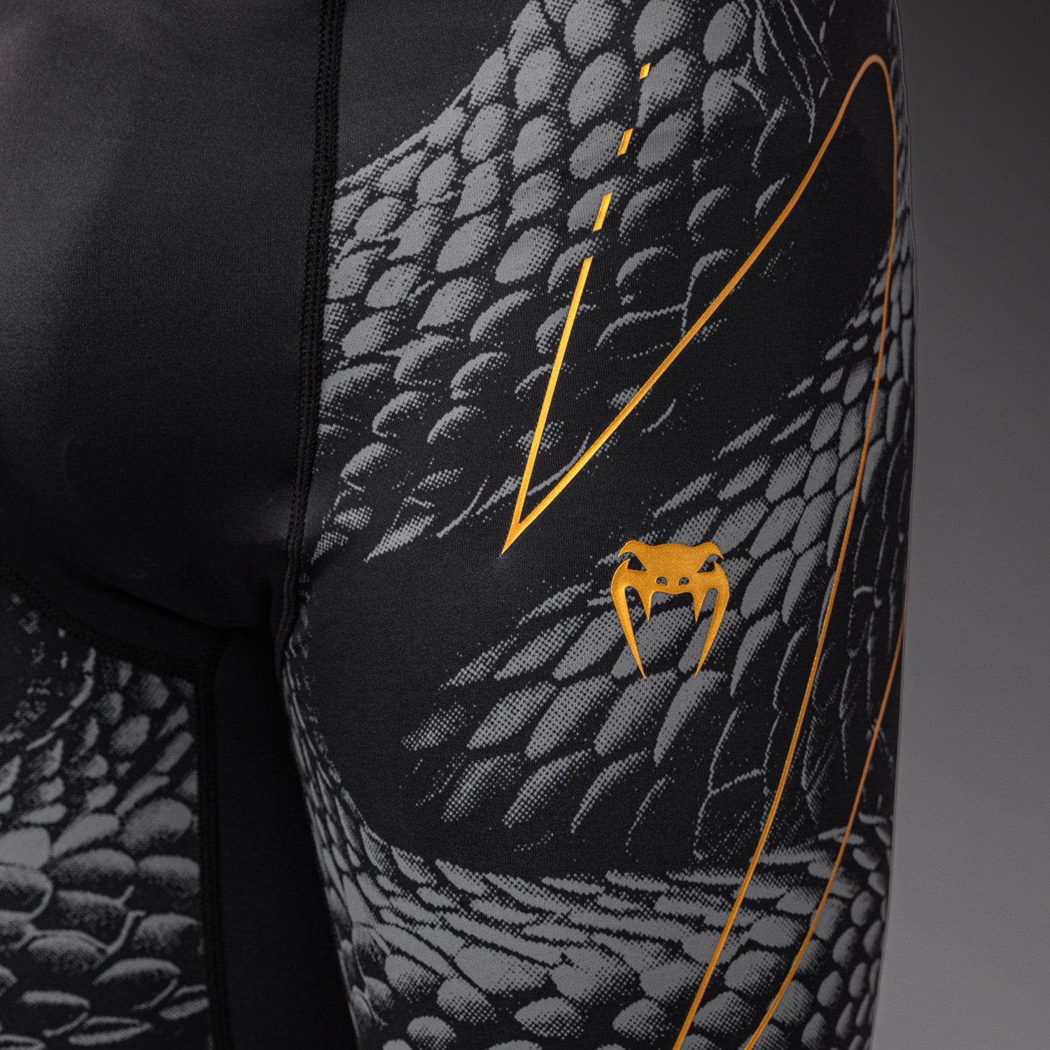 venum-matupa-kompressionsshort-schwarz-grau-gold-herren image 5
