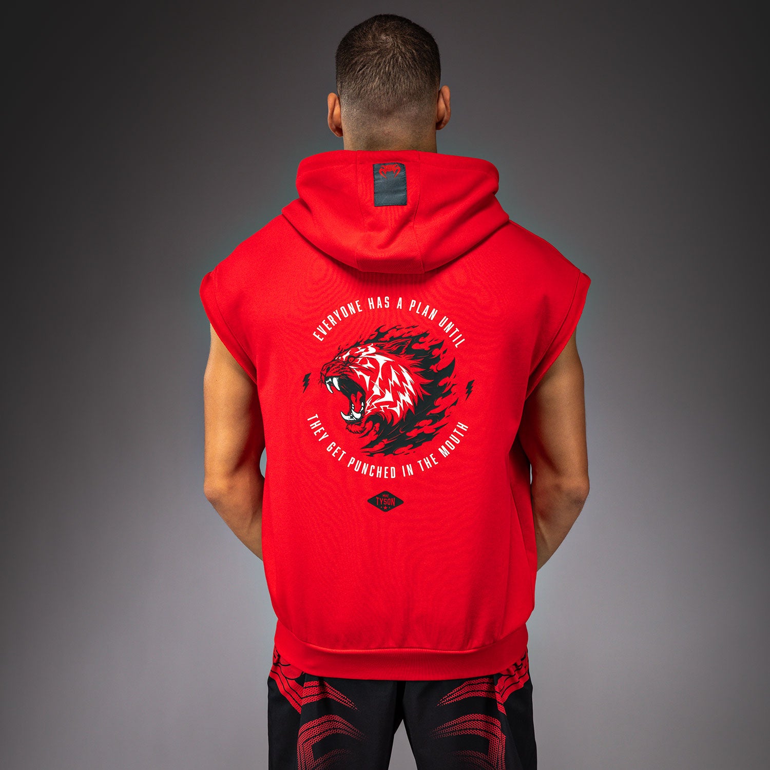 venum-x-mike-tyson-tiger-rmelloser-hoodie-herren-intensivrot-tiefschwarz image 3