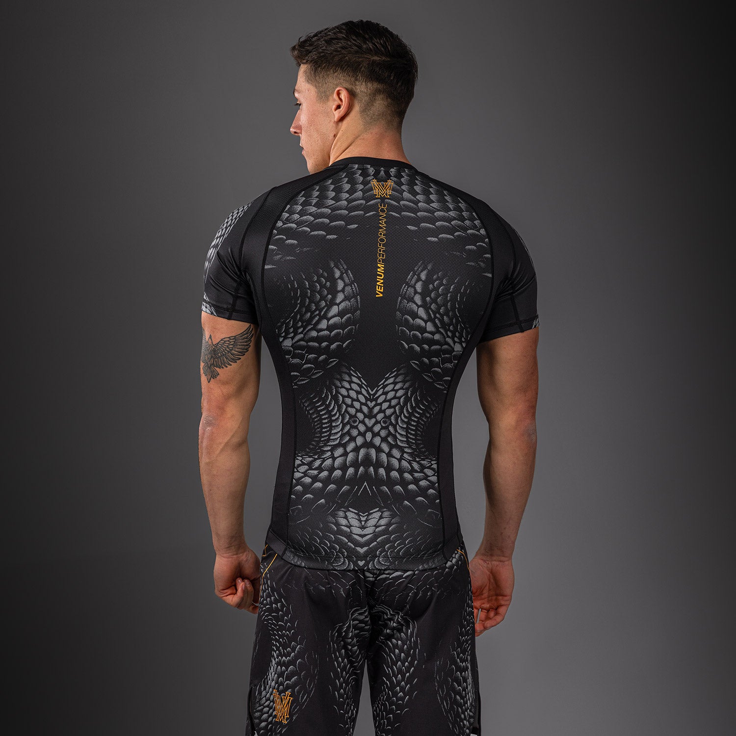 venum-matupa-kurzarm-rashguard-schwarz-grau-gold image 5
