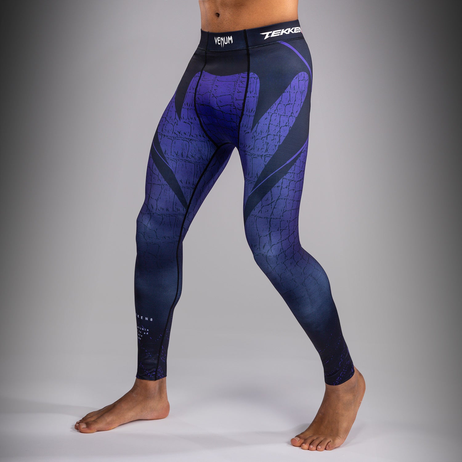 venum-x-tekken-8-spats-kazuya-kompressionshose-schwarz-dunkelblau image 2