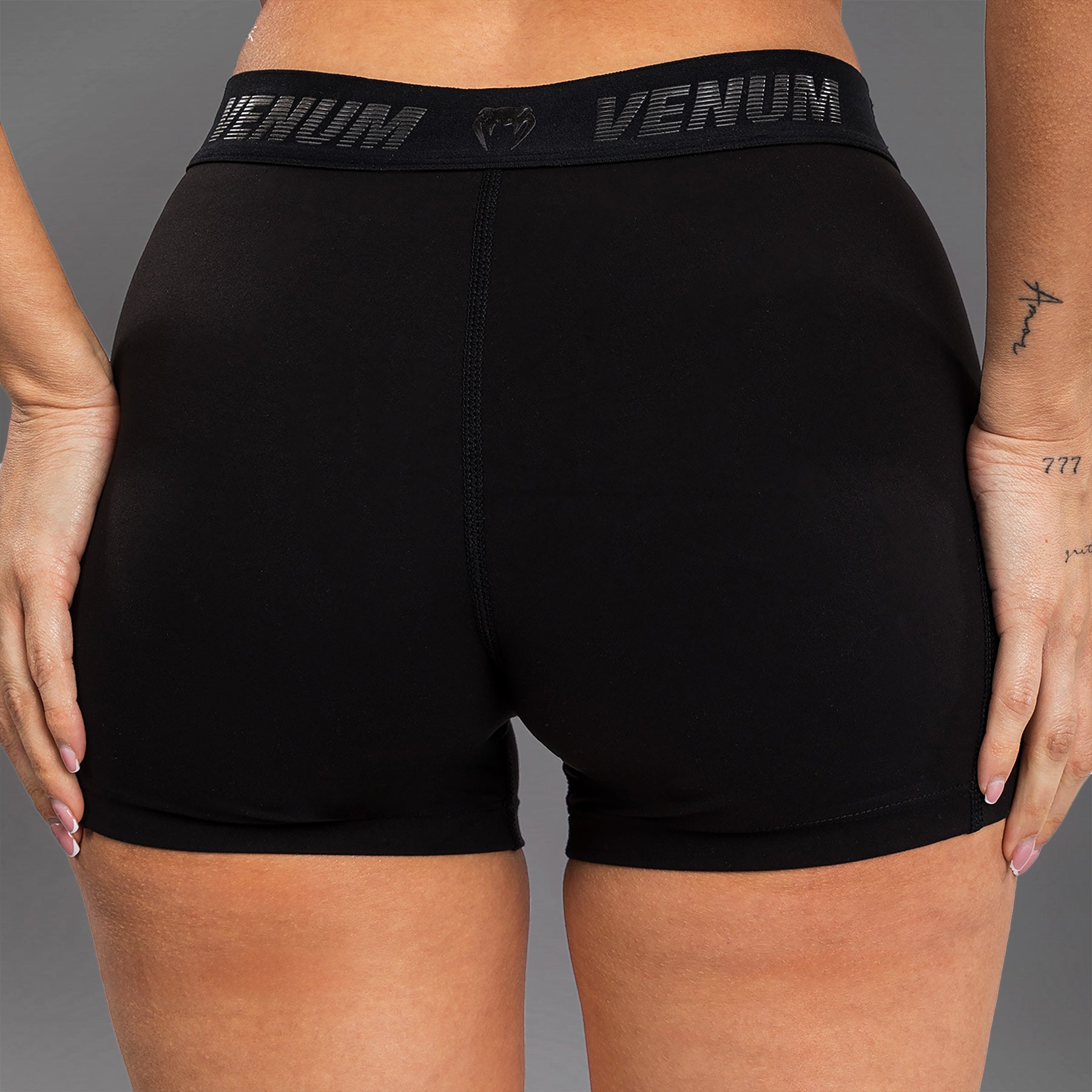 venum-elevate-vale-tudo-shorts-damen-schwarz-kompression image 7