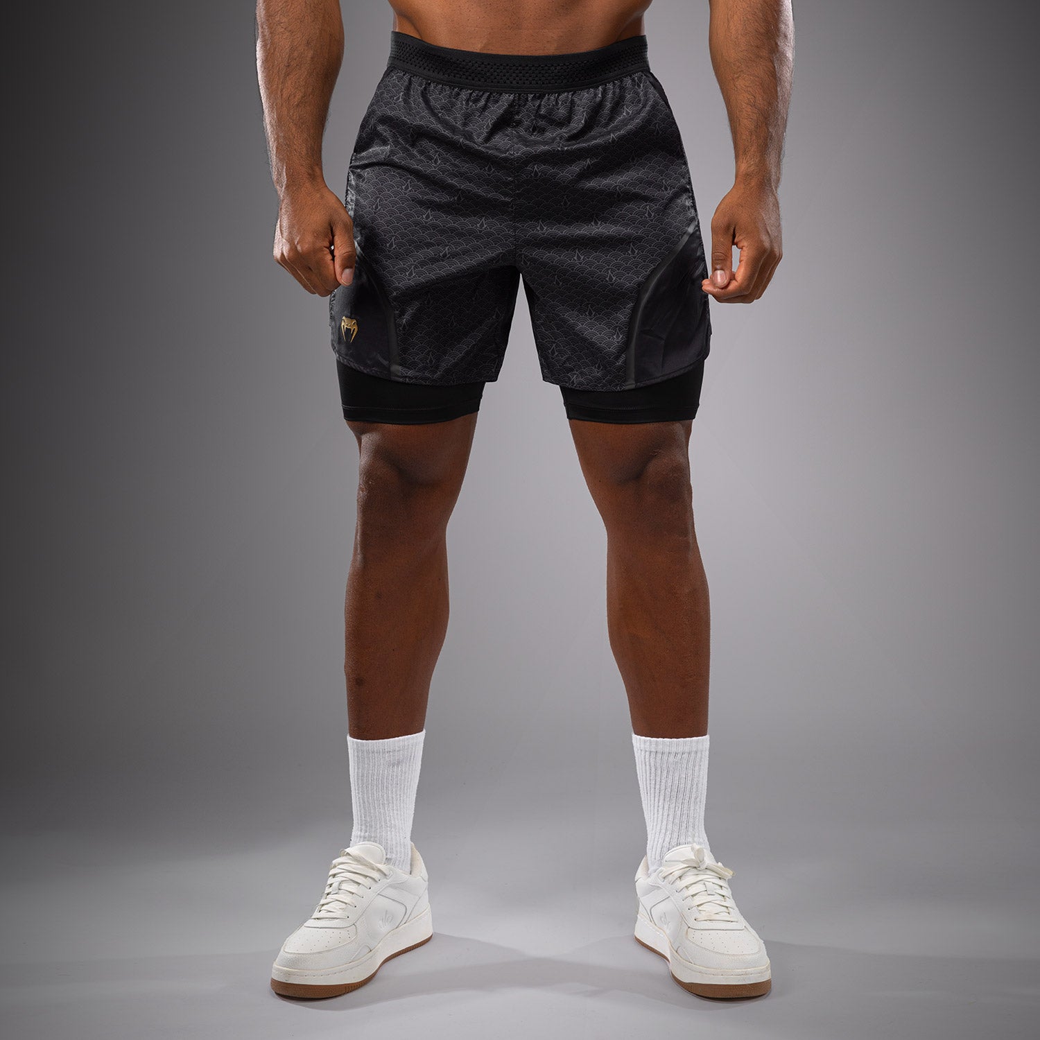 venum-x-assassin-s-creed-shadows-herren-trainingsshorts-schwarz-gold image 1