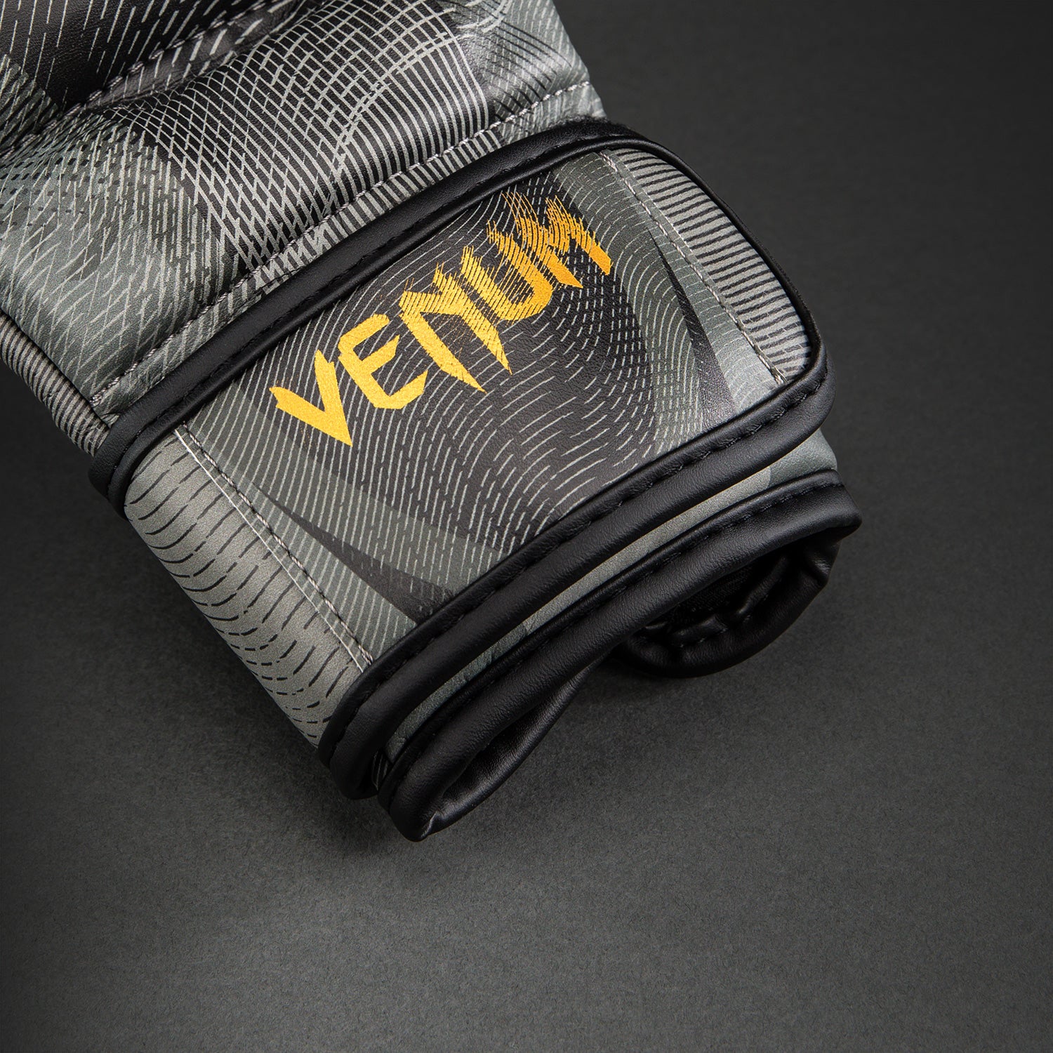 venum-galactic-3-0-sparringhandschuhe-schwarz-gold image 4