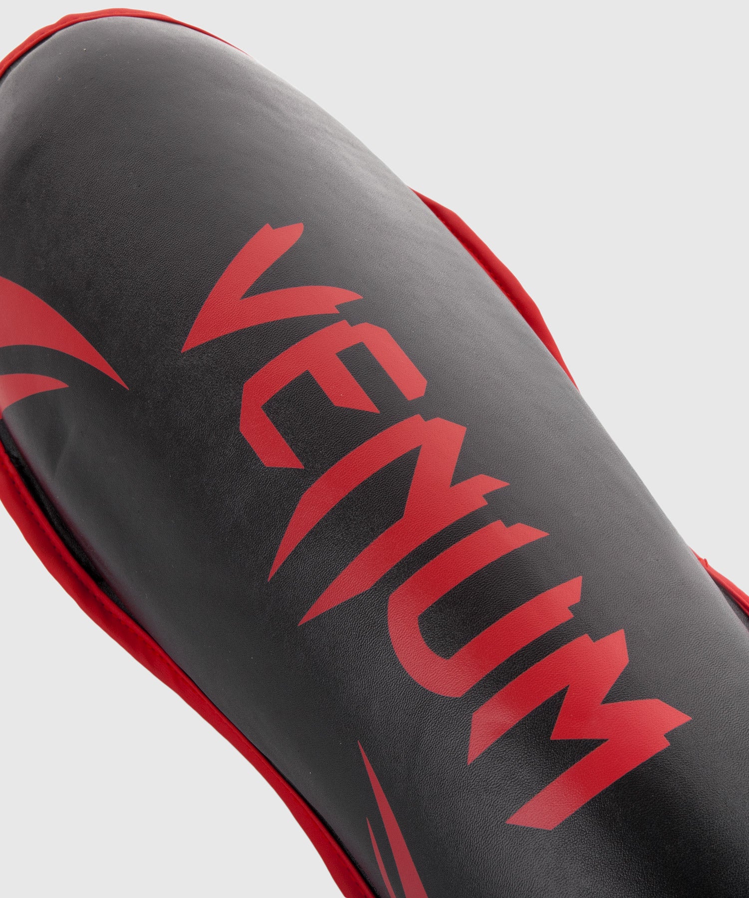 venum-challenger-schienbeinsch-tzer-schwarz-rot-kickboxen-muay-thai image 2