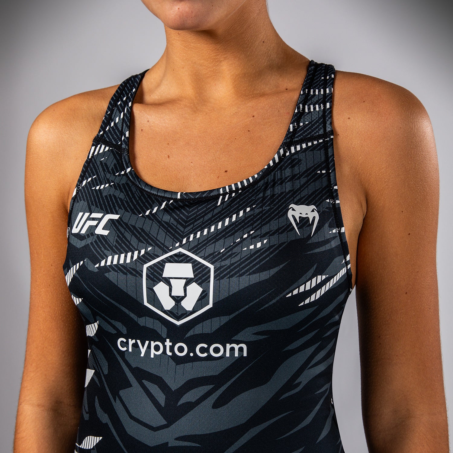 ufc-fusion-by-venum-authentic-fight-night-damen-fitted-tank-mit-shelf-bra-schwar image 6