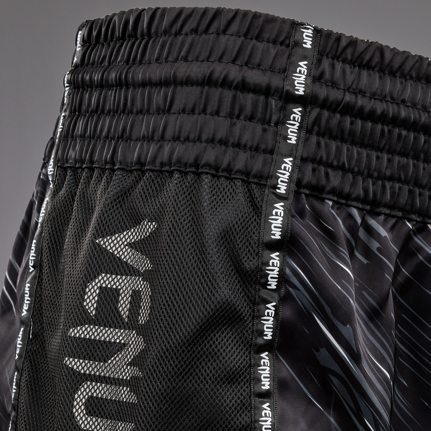 venum-rapid-muay-thai-shorts-schwarz-tarnung image 4