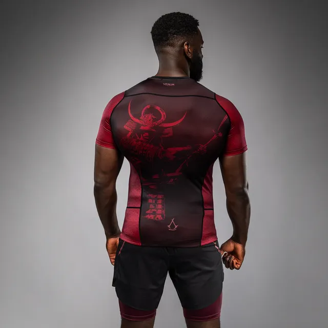 venum-x-assassin-s-creed-shadows-herren-rashguard-kurzarm-burgunder-schwarz image 1