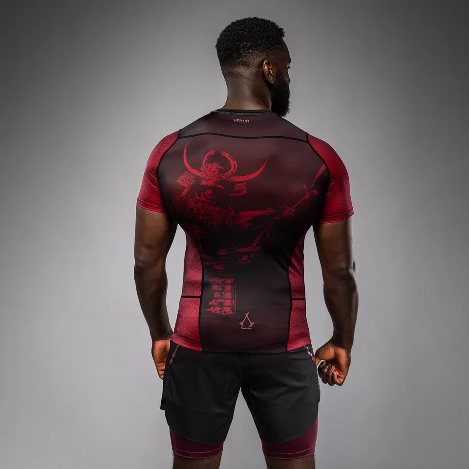 venum-x-assassin-s-creed-shadows-herren-rashguard-kurzarm-burgunder-schwarz image 1