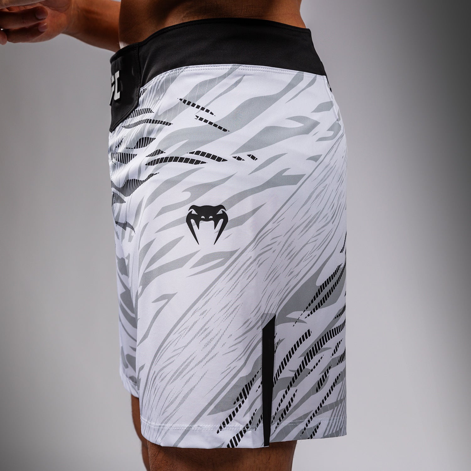 ufc-fusion-by-venum-authentic-fight-night-fight-short-herren-wei-short-fit image 6