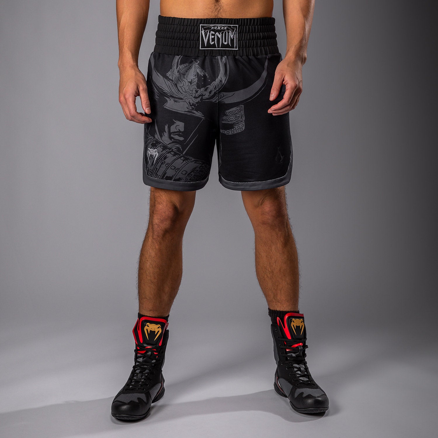 venum-x-assassin-s-creed-shadows-herren-boxing-shorts-schwarz image 1