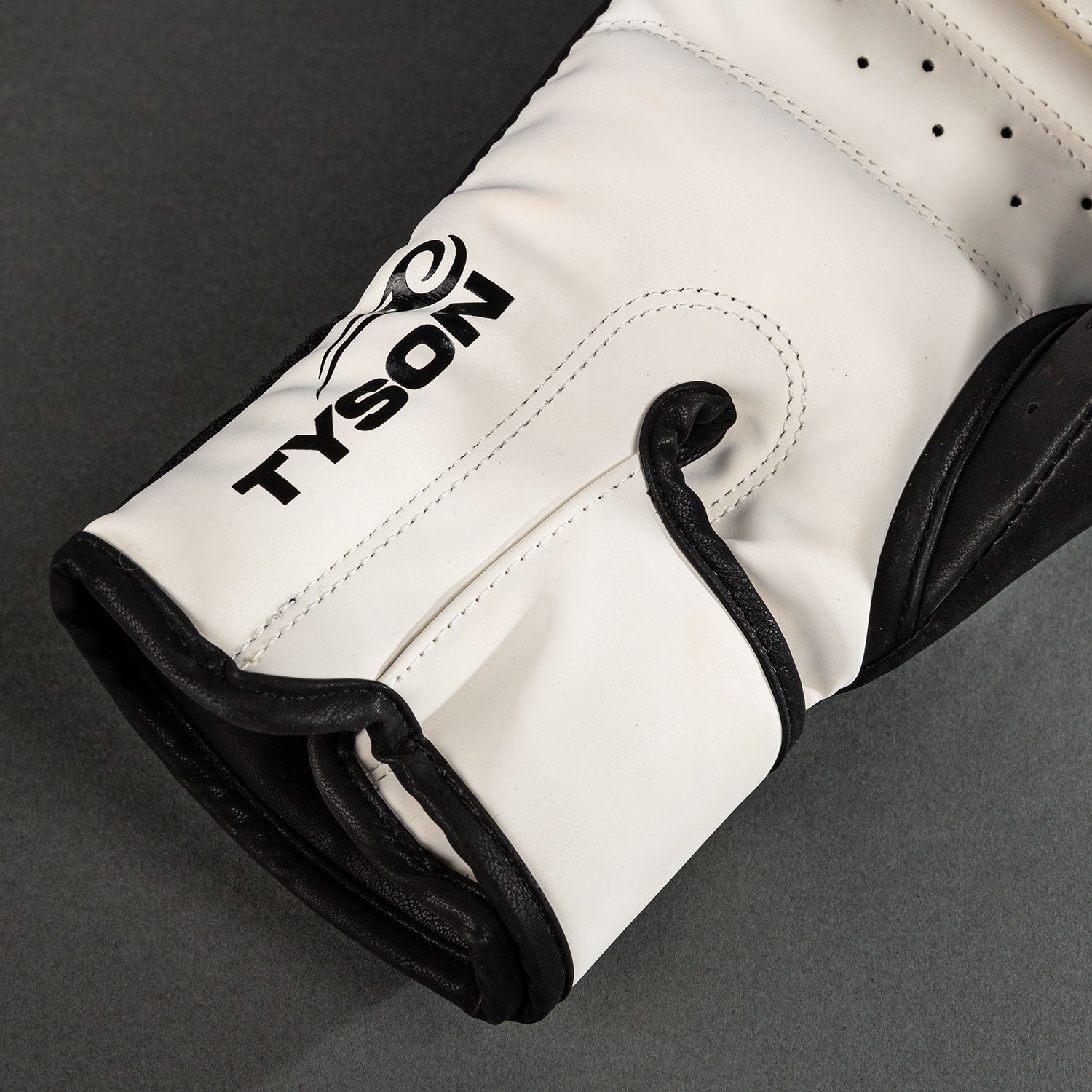 venum-x-mike-tyson-replica-boxhandschuhe-tiefschwarz-optisch-wei image 4