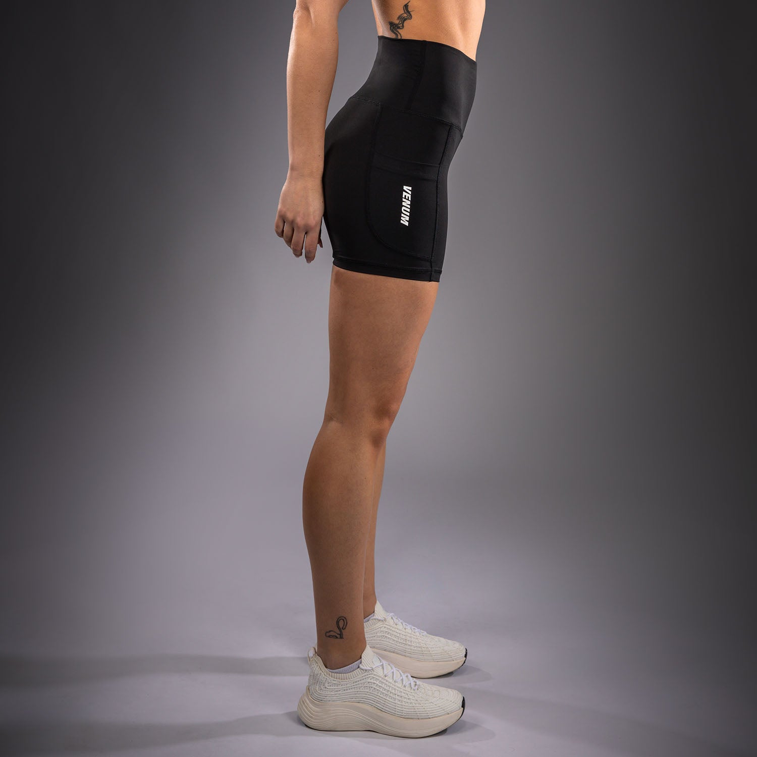 venum-essential-kompressionsshorts-damen-schwarz image 2