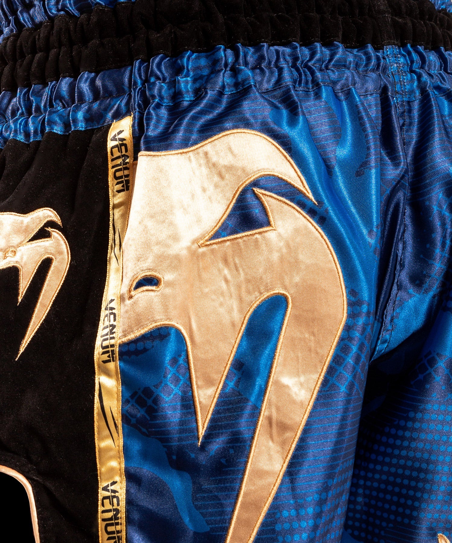 venum-giant-muay-thai-shorts-camo-blau-gold image 4