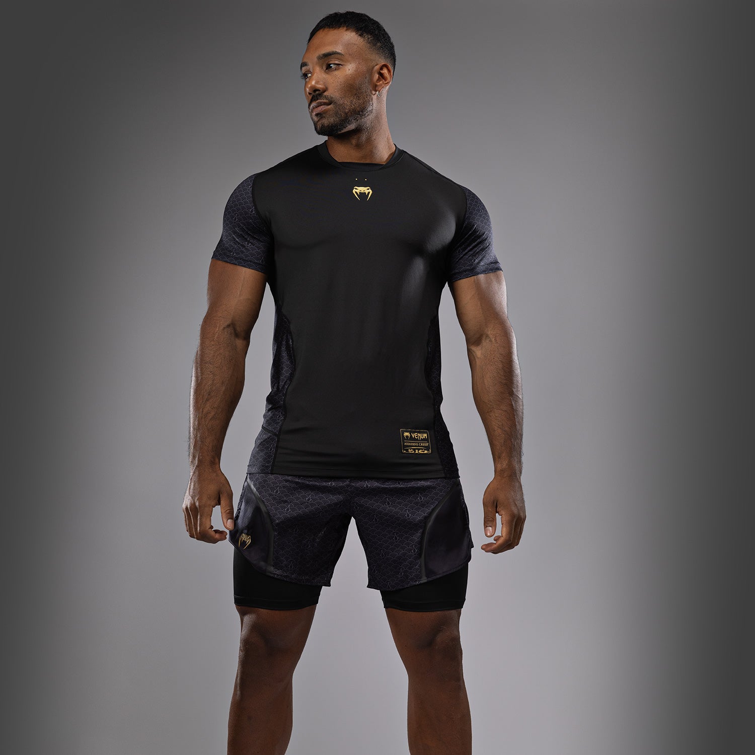 venum-x-assassin-s-creed-shadows-dry-tech-t-shirt-herren-schwarz-gold image 1
