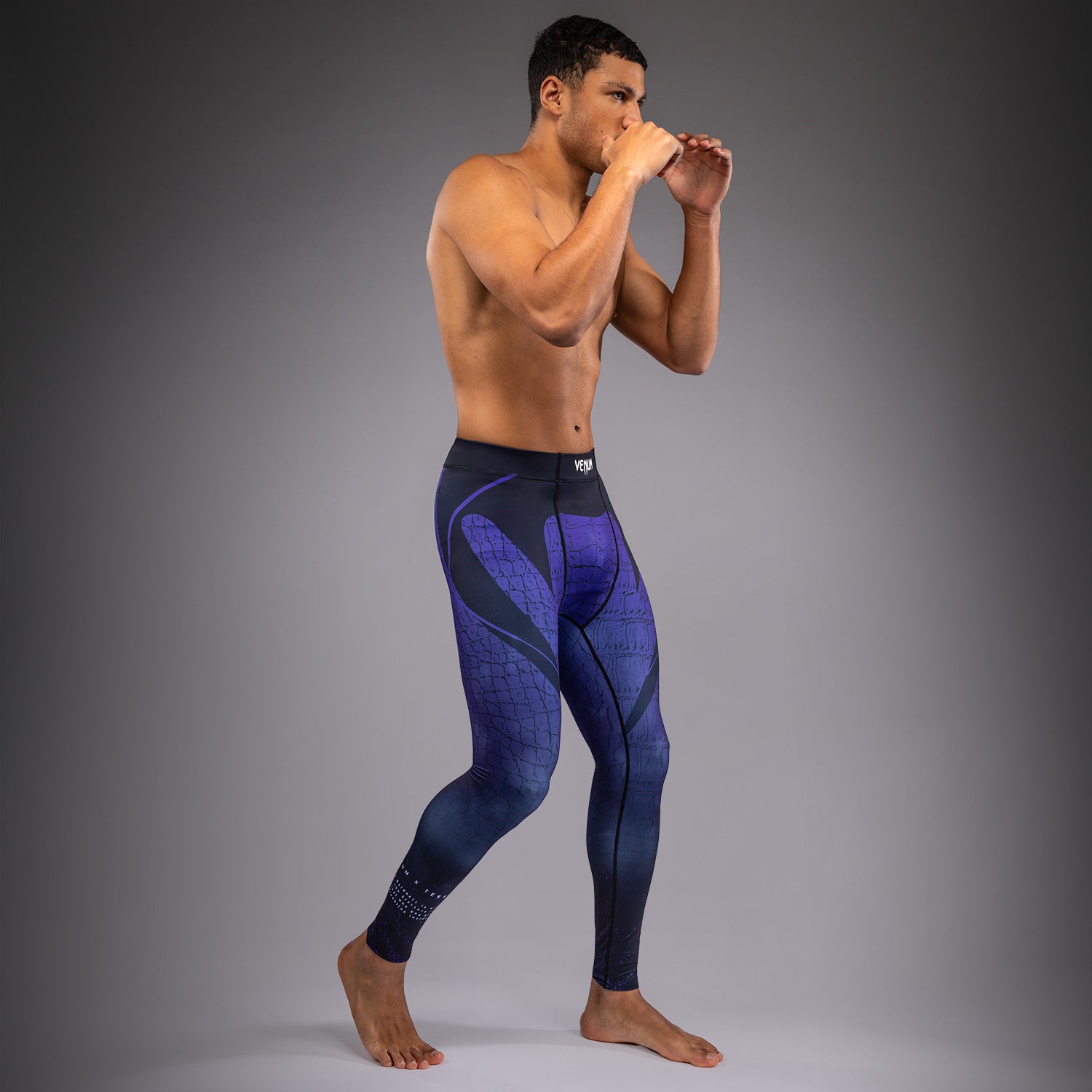 venum-x-tekken-8-spats-kazuya-kompressionshose-schwarz-dunkelblau image 5