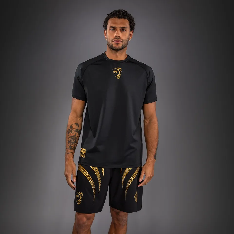 venum-x-mike-tyson-tiger-dry-tech-t-shirt-schwarz-gold-herren image 1