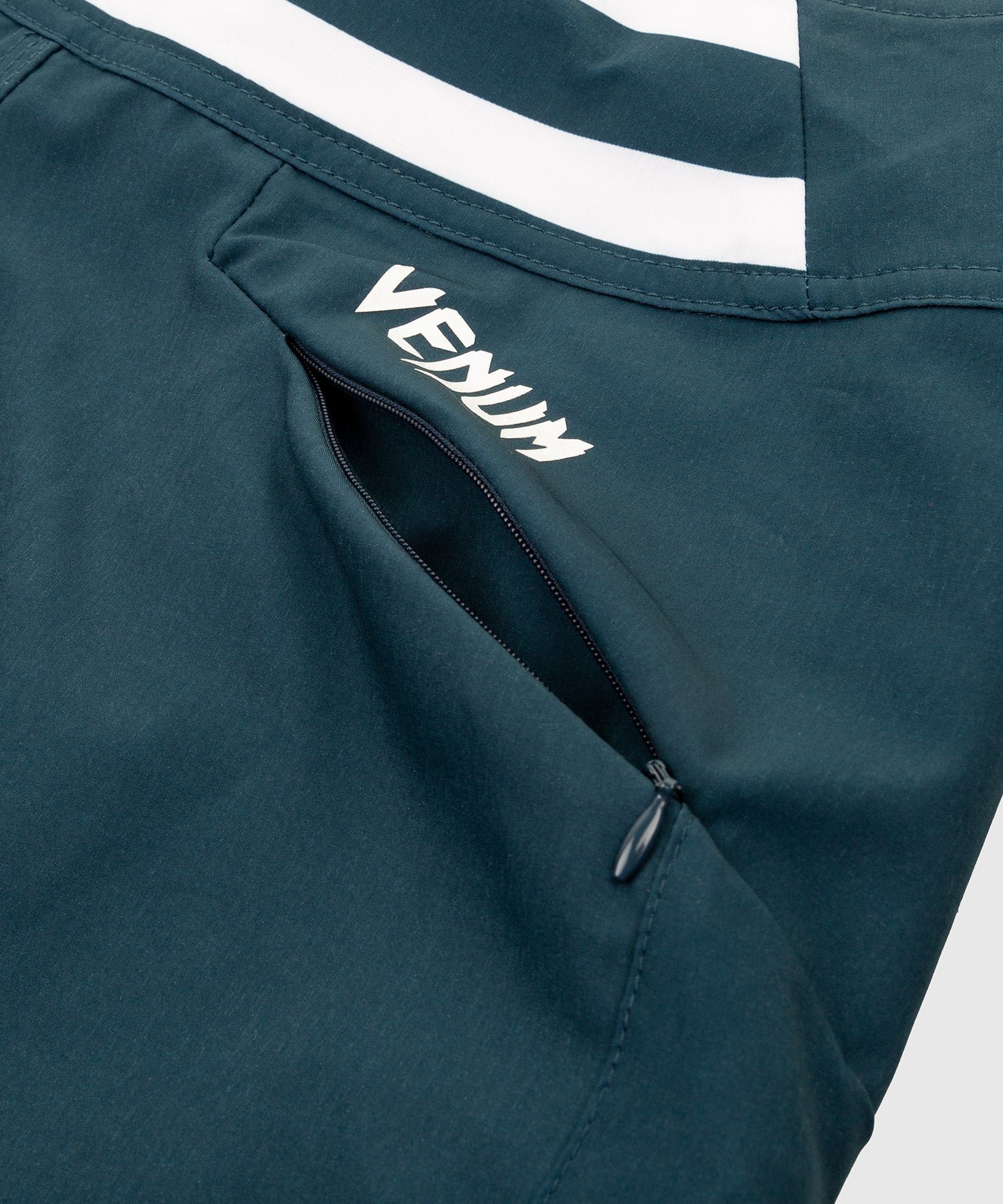 venum-cargo-badeshorts-herren-dunkelblau-himbeere-wei image 7