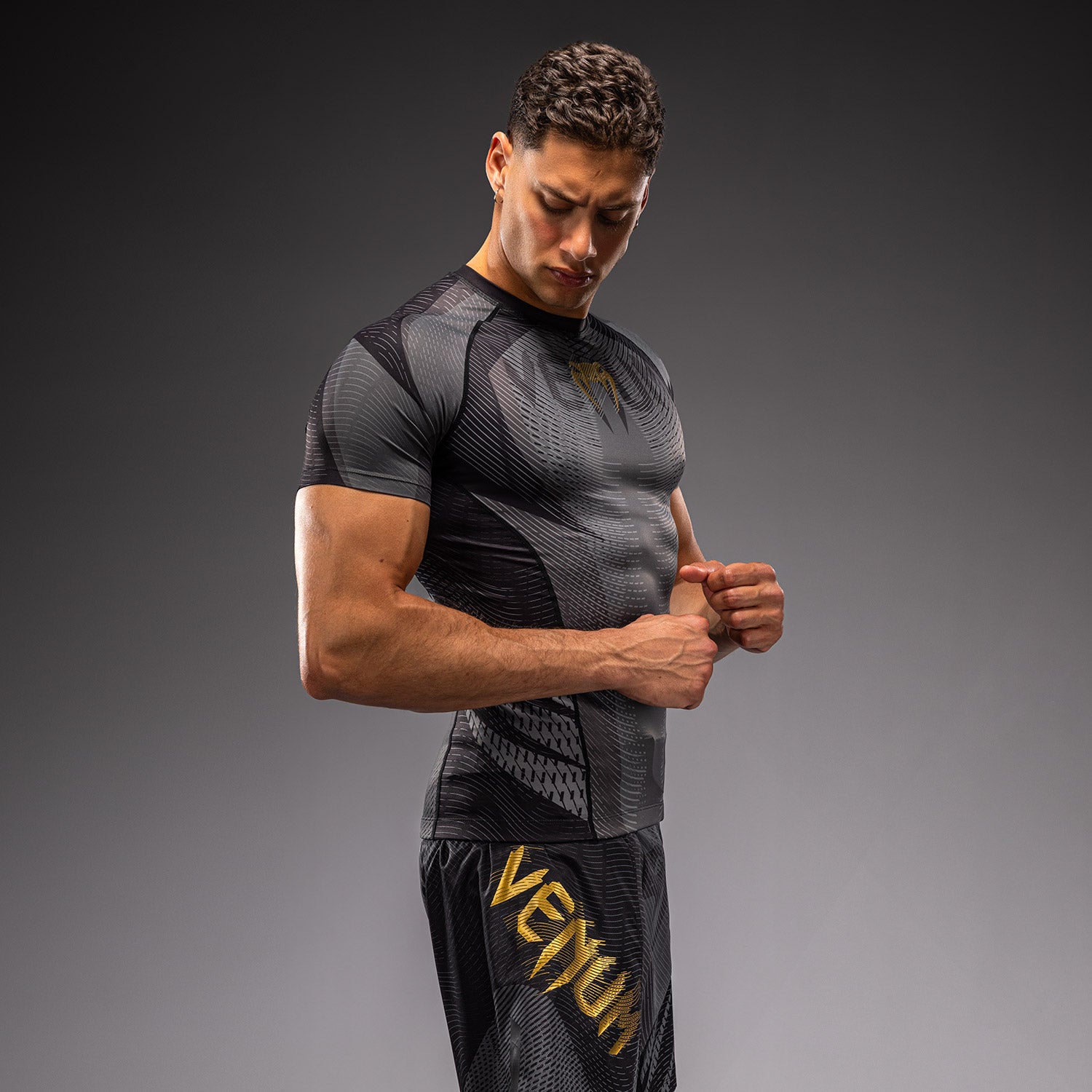 venum-galactic-3-0-kurzarm-rashguard-herren-schwarz-gold image 2