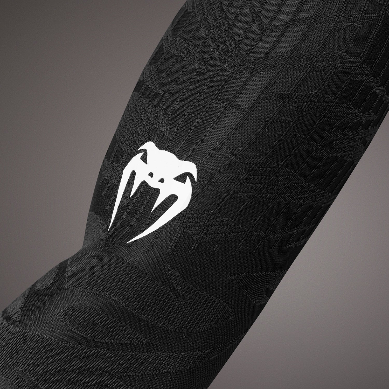 venum-elite-armsleeves-kompressions-armstulpen-schwarz-wei-im-2er-pack image 3
