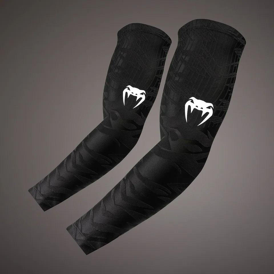 venum-elite-armsleeves-kompressions-armstulpen-schwarz-wei-im-2er-pack image 1
