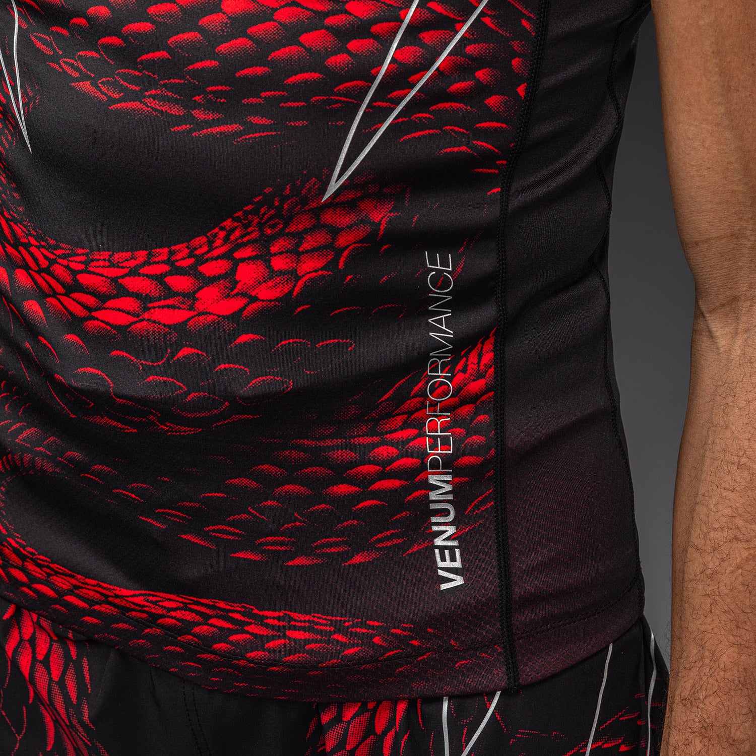 venum-matupa-kurzarm-rashguard-schwarz-rot-silber image 6