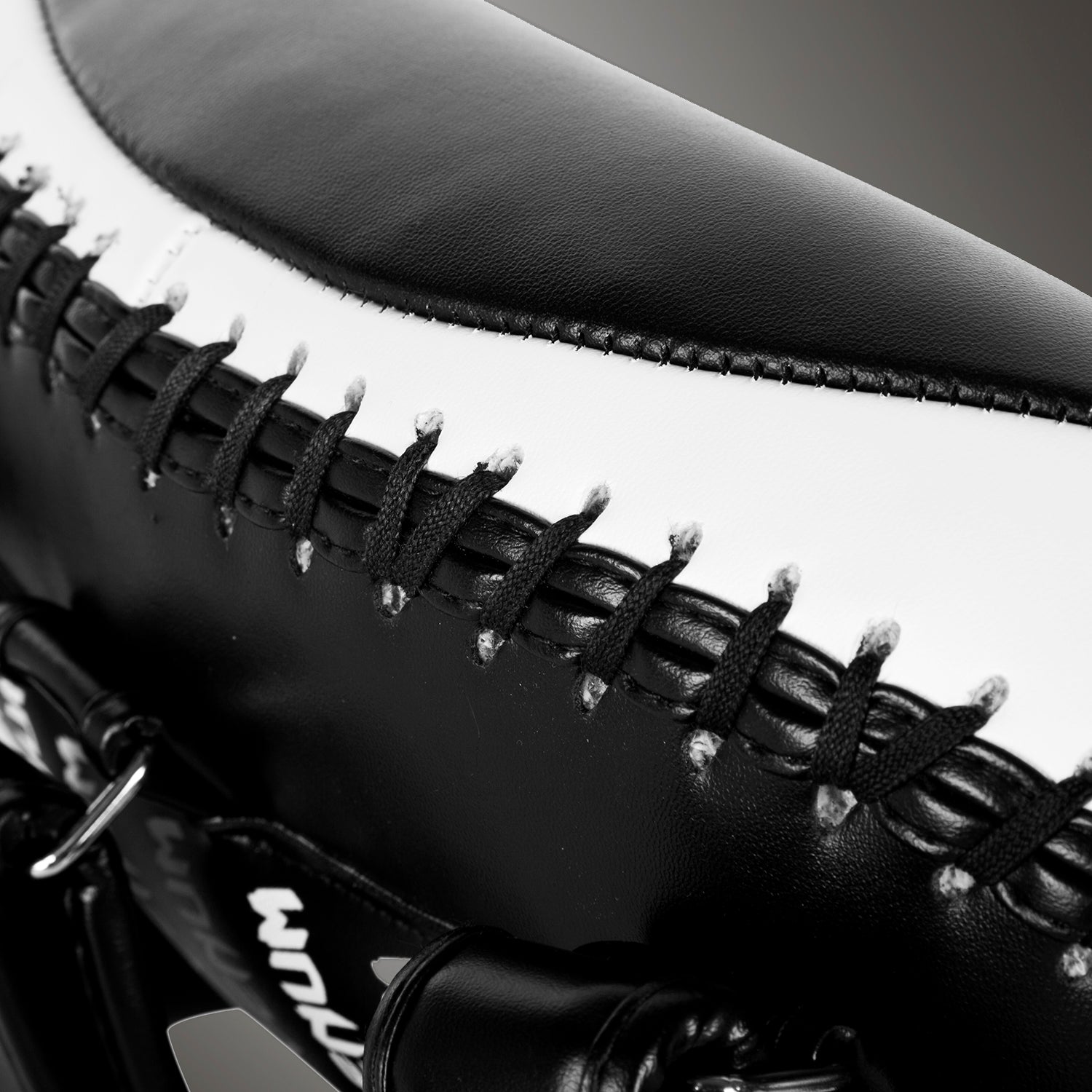 venum-light-kick-pads-skintex-leder-schwarz-ice-paar image 6