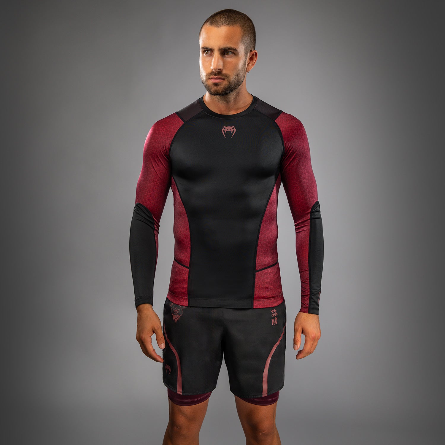 venum-x-assassin-s-creed-shadows-herren-langarm-rashguard-burgunder-schwarz image 2
