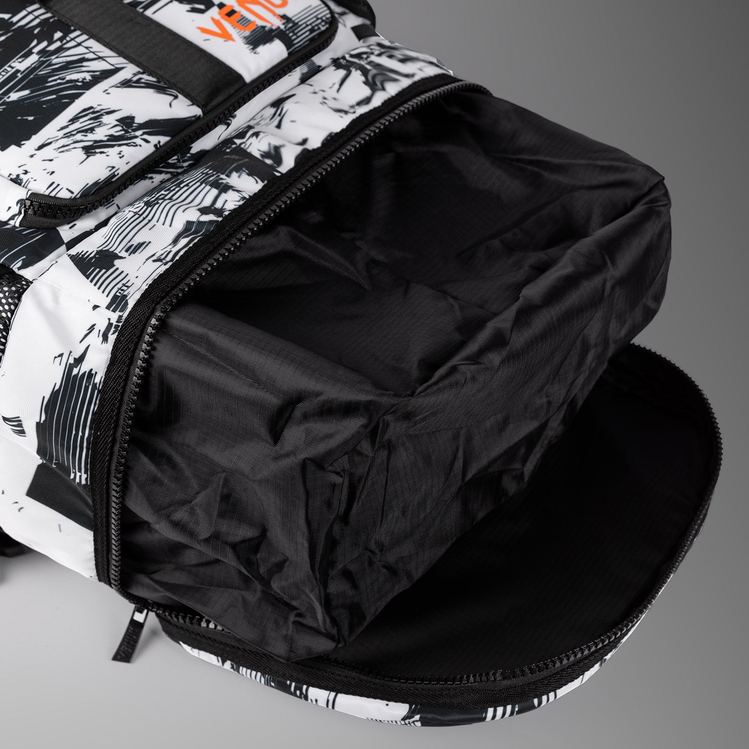 ufc-zenith-by-venum-authentic-fight-week-sporttasche-wei-48l-rucksack-duffel image 8