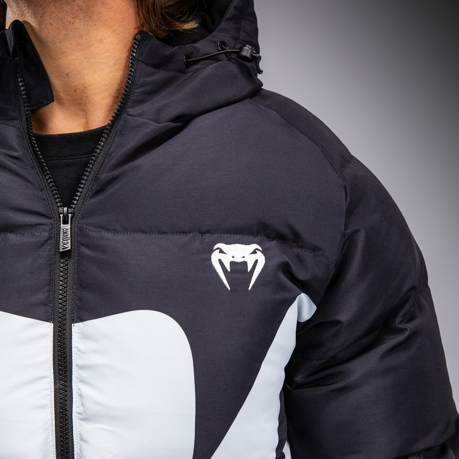 venum-attack-daunenjacke-schwarz-eis-herren-pufferjacke-mit-kapuze image 4