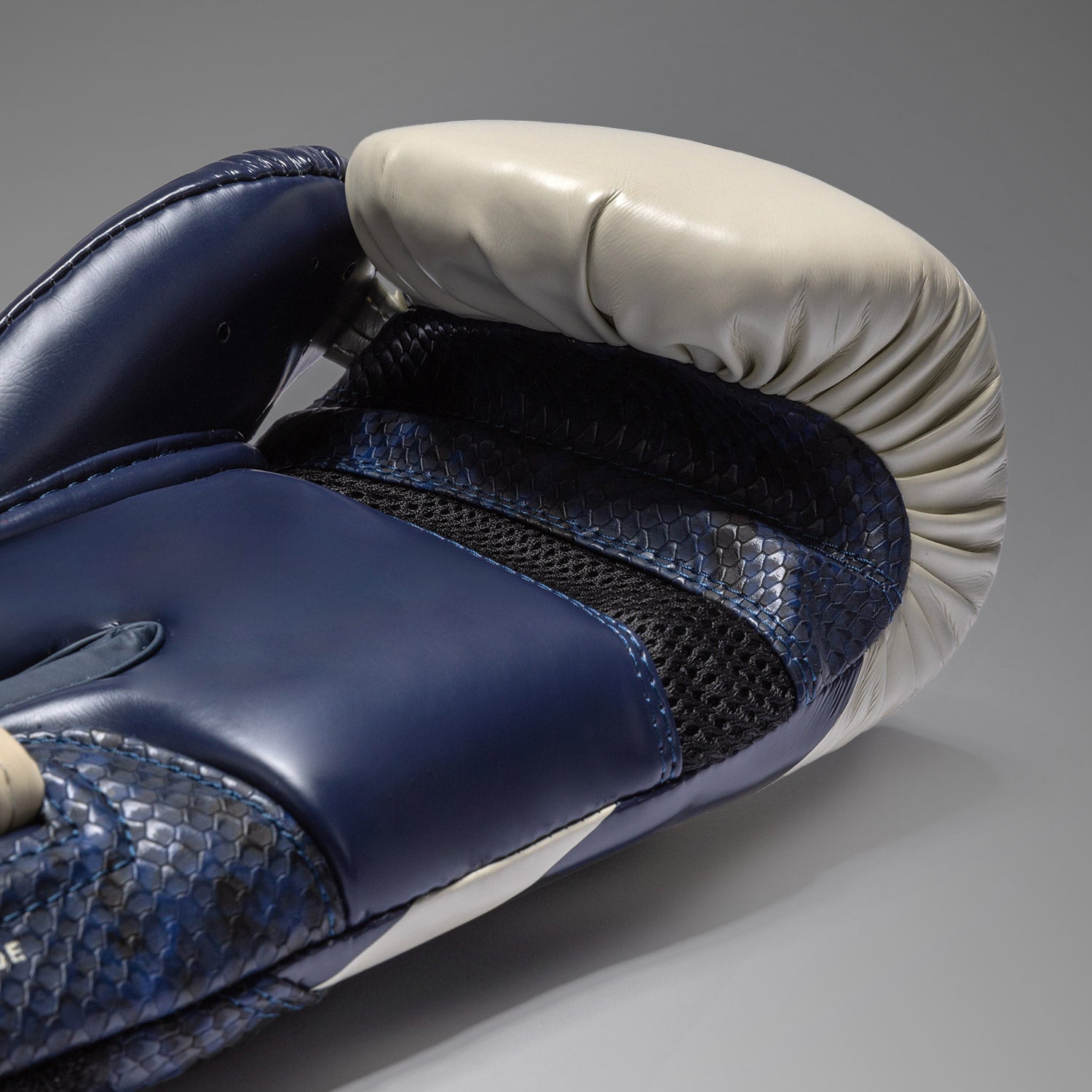 venum-challenger-4-0-scales-boxhandschuhe-mitternachtsblau image 3