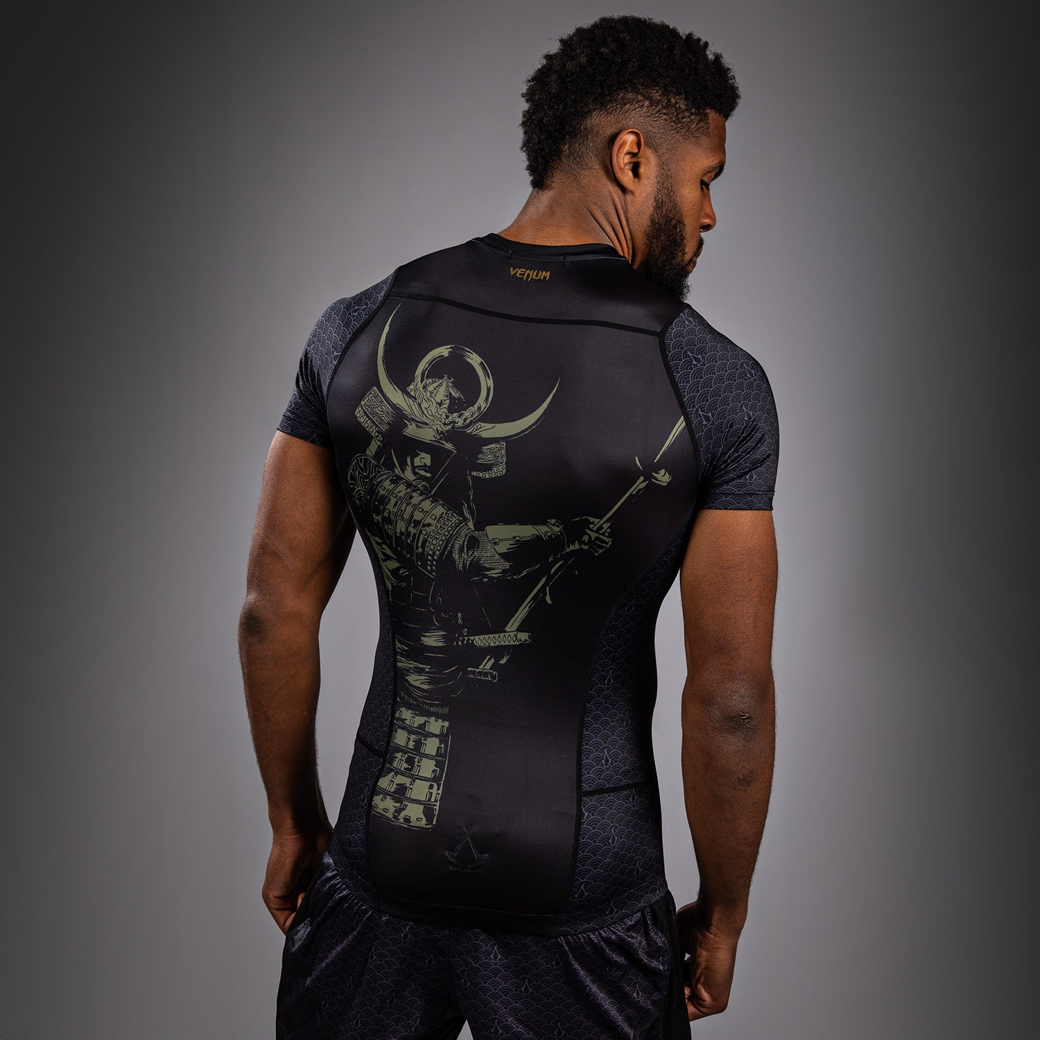 venum-x-assassin-s-creed-shadows-rashguard-kurzarm-herren-schwarz image 3
