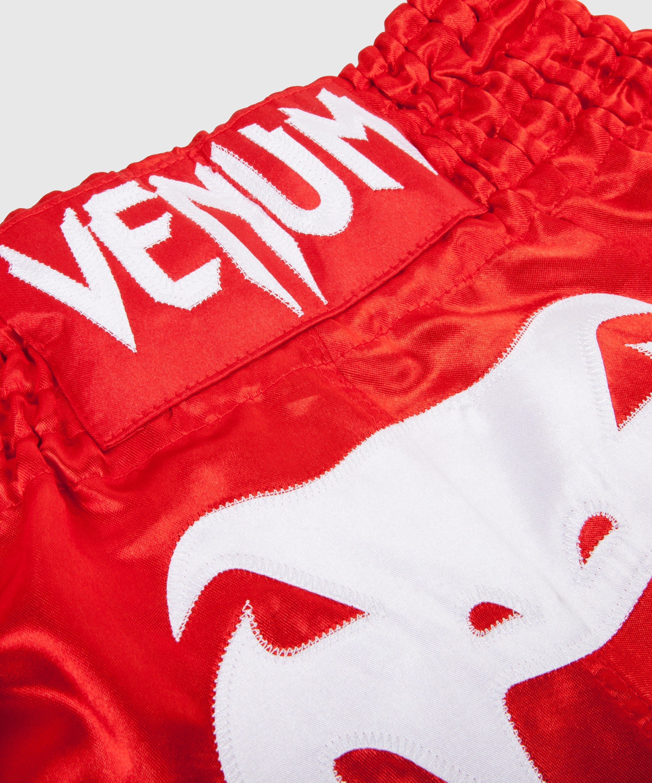 venum-bangkok-inferno-muay-thai-shorts-herren-rot-wei image 3