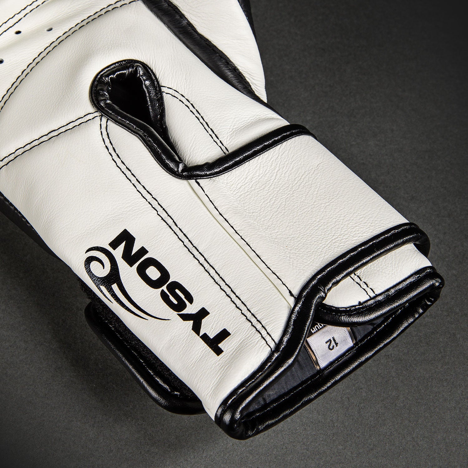 venum-giant-2-0-mike-tyson-pro-boxhandschuhe-tiefschwarz-optisch-wei image 7