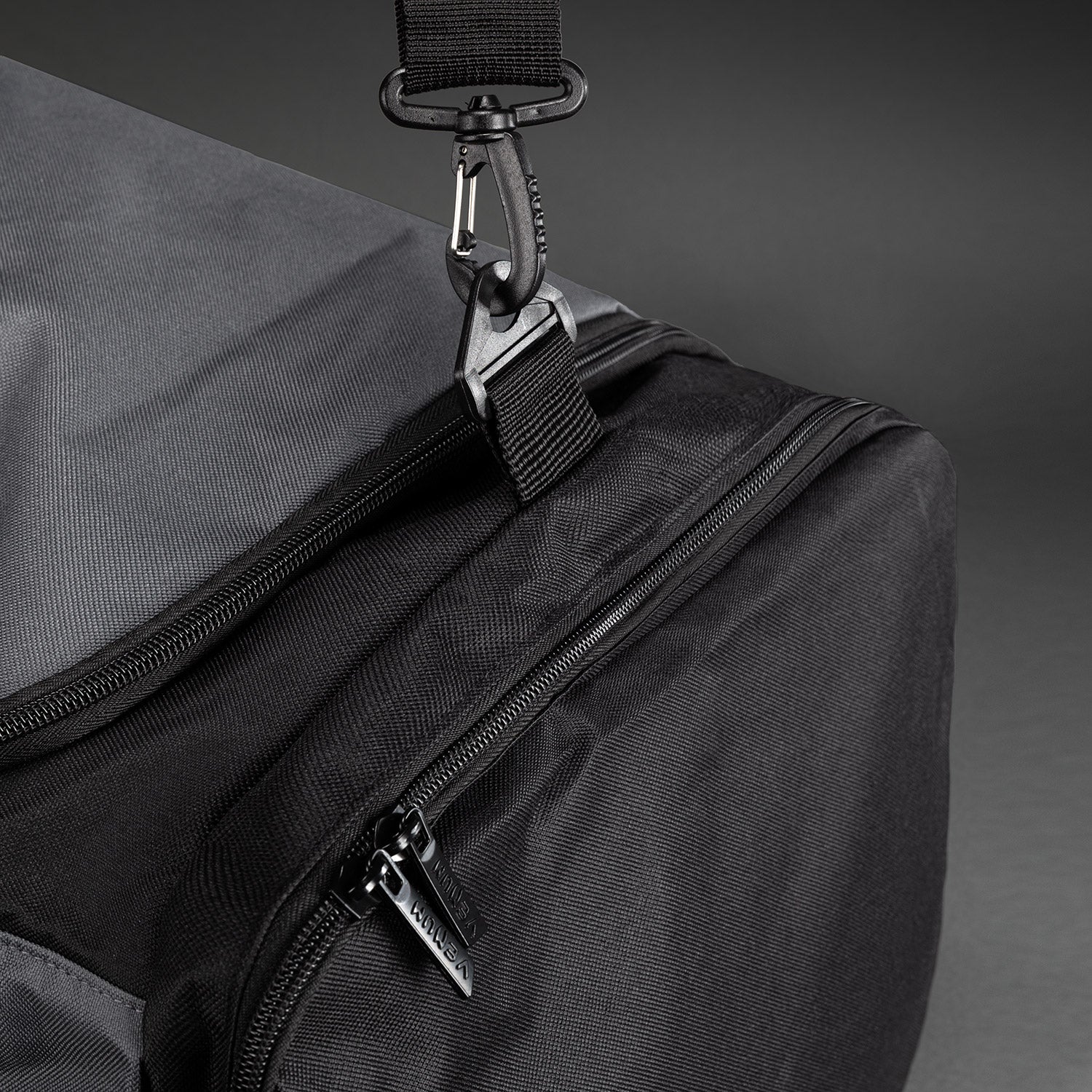 venum-essential-sporttasche-61-l-duffle-bag-grau-schwarz image 5