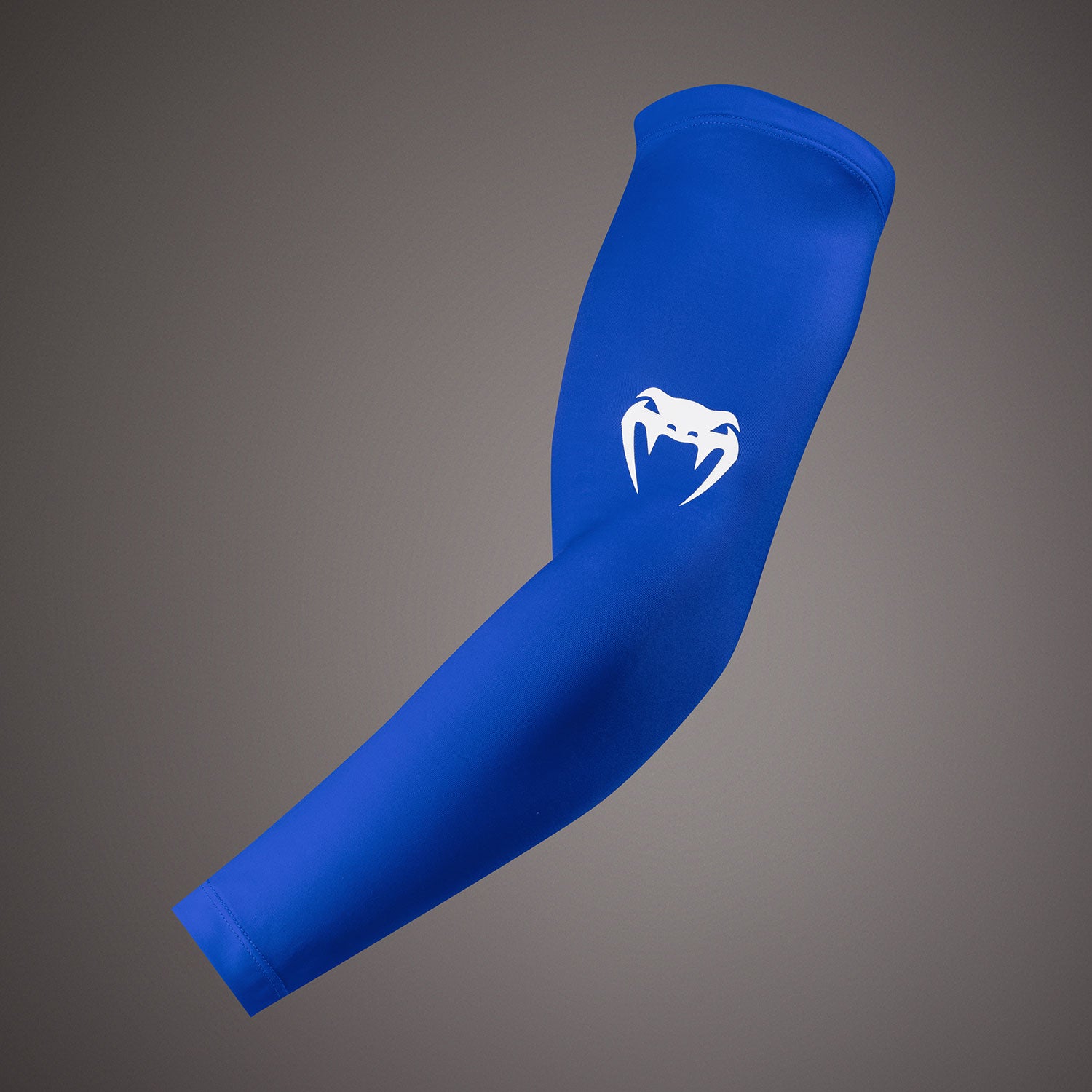 venum-lineup-armsleeves-2er-pack-royalblau-wei image 2