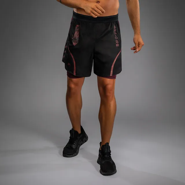 venum-x-assassin-s-creed-shadows-trainingsshorts-herren-burgunder-schwarz image 1