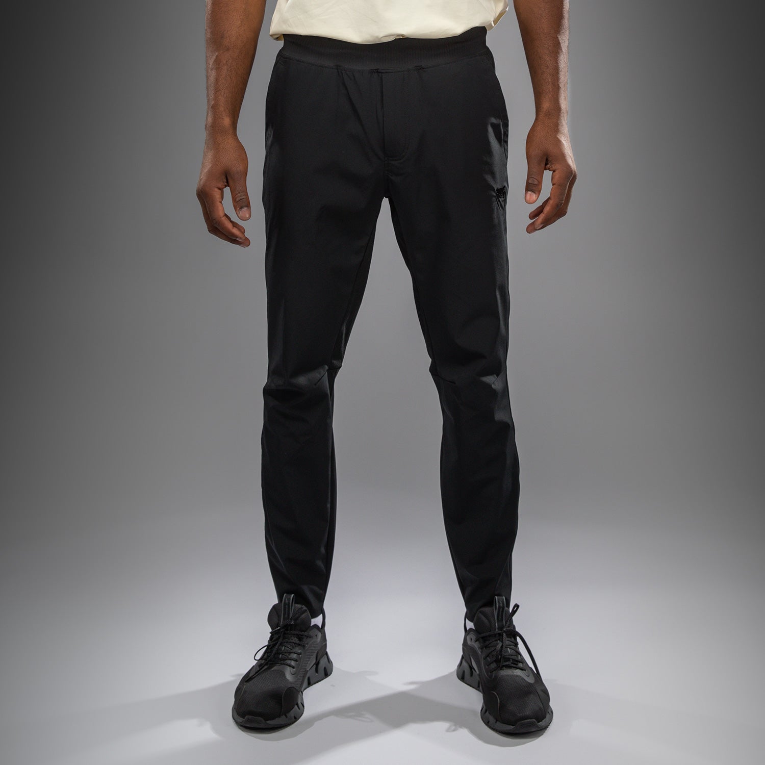 venum-fly-jogginghose-herren-tiefschwarz-leichte-lifestyle-hose image 1