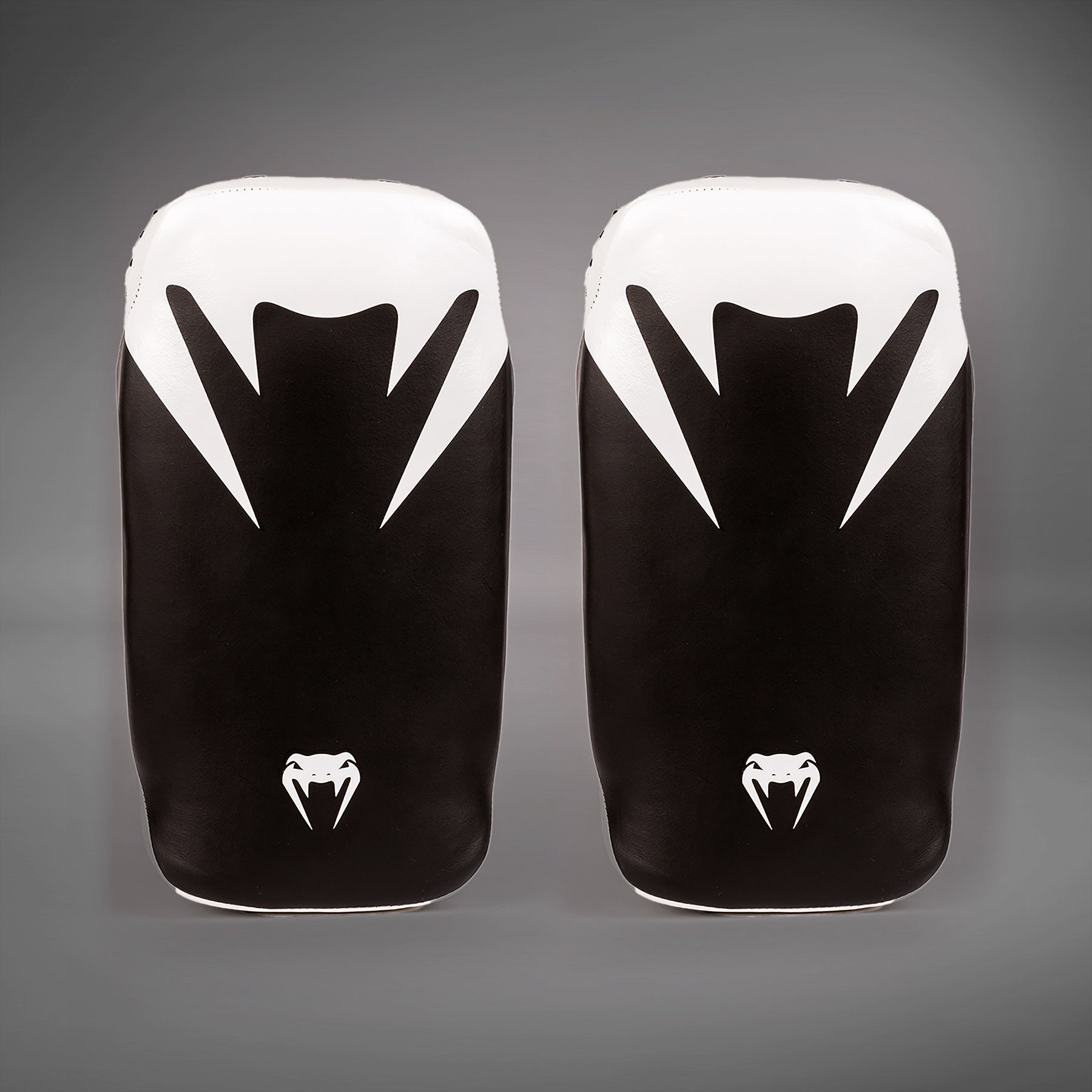 venum-giant-kick-pads-schwarz-gold-paar-kickbox-pratzen image 1