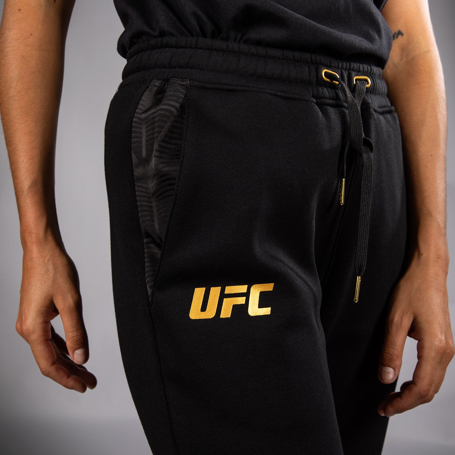 venum-ufc-zenith-by-venum-replica-hose-damen-champion-schwarz-gold image 7