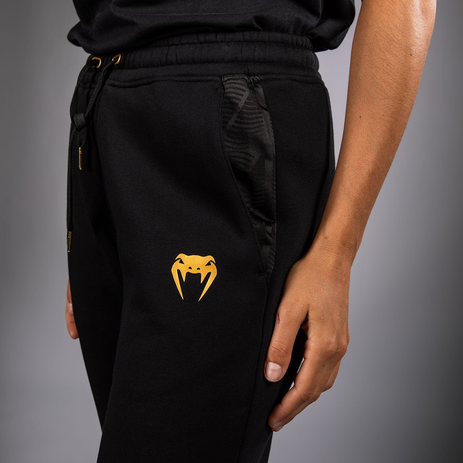 venum-ufc-zenith-by-venum-replica-hose-damen-champion-schwarz-gold image 6