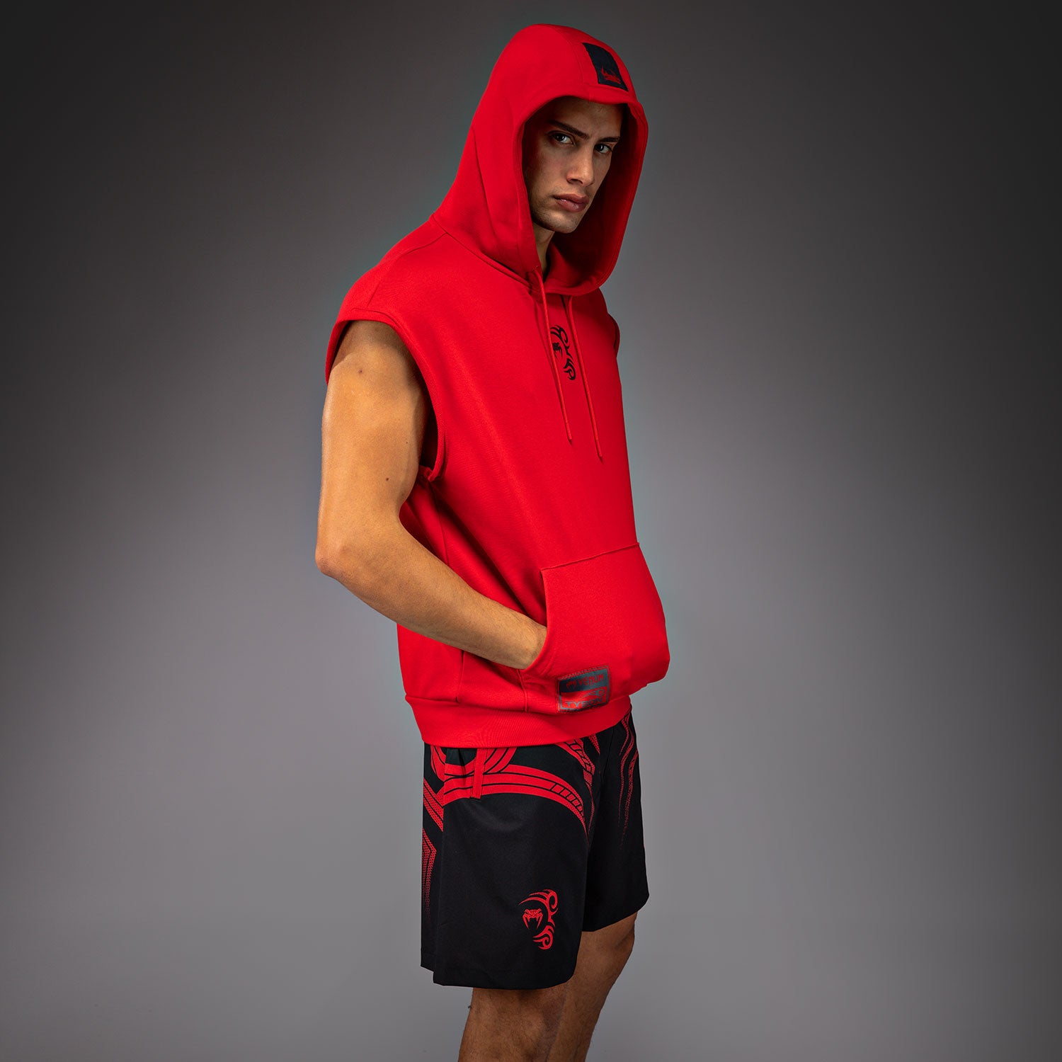 venum-x-mike-tyson-tiger-rmelloser-hoodie-herren-intensivrot-tiefschwarz image 2