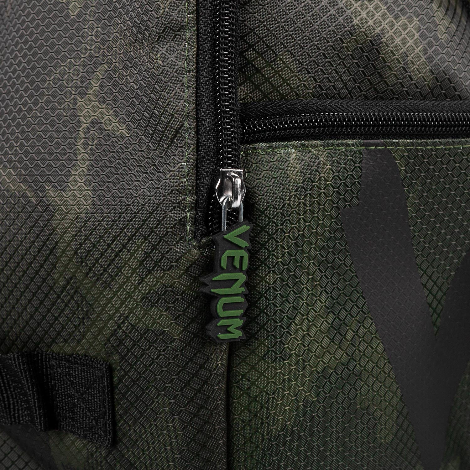 venum-sparring-sporttasche-camo-wei-3 image 7