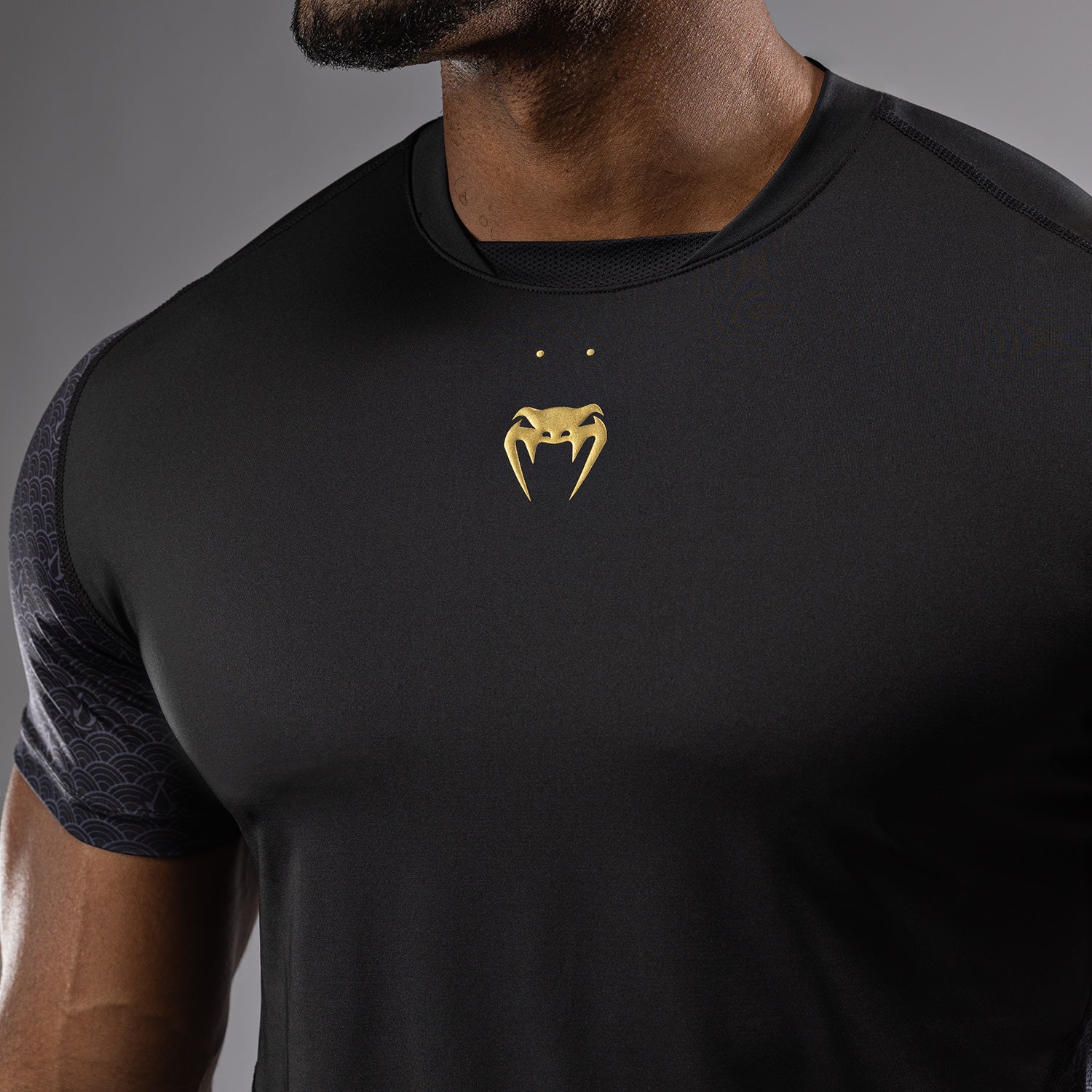 venum-x-assassin-s-creed-shadows-dry-tech-t-shirt-herren-schwarz-gold image 3